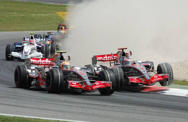 Fernando Alonso (Spanien, re.) kommt nach einem Ausritt in der ersten Kurve beim GP von Spanien 2007 zurück auf die Piste und rammt dabei fast seinen Teamkollegen Lewis Hamilton (England beide McLaren Mercedes) Motorsport Grand Prix Herren Großer Preis von Spanien 2007, Formel 1 Weltmeisterschaft, F1, F, GP, WM, Gruppe Circuit de Catalunya Barcelona Dynamik, Kampf, Motorsport Grand Prix Herren Großer Preis von Spanien 2007, Formel 1 Weltmeisterschaft, F1, F, GP, WM, Gruppe Circuit de Catalunya Barcelona Dynamik, Kampf,