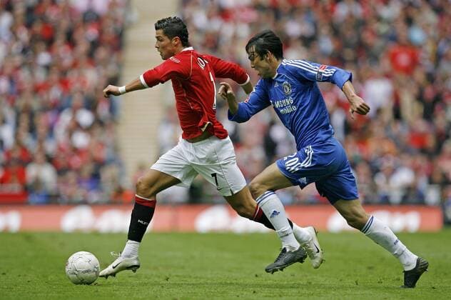 Cristiano Ronaldo (Manchester United, li.) gegen Paolo Ferreira (Chelsea) - EDITORIAL USE ONLY. No use with unauthorised audio, video, data, fixture lists, club league logos or live services. Online in-match use limited to 120 images, no video emulation. No use in betting, games or single club league player publications. Fußball Herren English FA Cup 2006 2007, Pokalspiel, Finale, Endspiel, Englischer Pokal Gruppe London Dynamik, Fußball Herren English FA Cup 2006 2007, Pokalspiel, Finale, Endspiel, Englischer Pokal Gruppe London Dynamik,