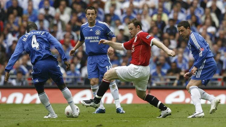 Wayne Rooney (Manchester United, Mitte) gegen Claude Makelele (li.) und Wayne Bridge (re., beide Chelsea) - EDITORIAL USE ONLY. No use with unauthorised audio, video, data, fixture lists, club league logos or live services. Online in-match use limited to 120 images, no video emulation. No use in betting, games or single club league player publications. Fußball Herren English FA Cup 2006 2007, Pokalspiel, Finale, Endspiel, Englischer Pokal Gruppe London Dynamik, Fußball Herren English FA Cup 2006 2007, Pokalspiel, Finale, Endspiel, Englischer Pokal Gruppe London Dynamik,