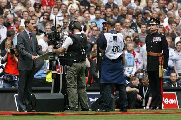 Prinz William (Großbritannien, li.) hält eine Rede vor dem FA Cup Finale - EDITORIAL USE ONLY. No use with unauthorised audio, video, data, fixture lists, club league logos or live services. Online in-match use limited to 120 images, no video emulation. No use in betting, games or single club league player publications. Fußball Herren English FA Cup 2006 2007, Pokalspiel, Finale, Endspiel, Englischer Pokal Gruppe Fernsehen, TV, Fernsehkamera London o0 Eröffnungsspiel, Wembley Arena Fußball Herren English FA Cup 2006 2007, Pokalspiel, Finale, Endspiel, Englischer Pokal Gruppe Fernsehen, TV, Fernsehkamera London o0 Eröffnungsspiel, Wembley Arena