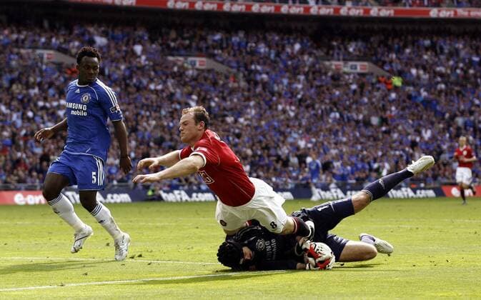 Wayne Rooney (Manchester United) gegen Torwart Petr Cech; Mickael Essien (beide Chelsea) kann nur zusehen - EDITORIAL USE ONLY. No use with unauthorised audio, video, data, fixture lists, club league logos or live services. Online in-match use limited to 120 images, no video emulation. No use in betting, games or single club league player publications. Fußball Herren English FA Cup 2006 2007, Pokalspiel, Finale, Endspiel, Englischer Pokal Gruppe London Dynamik, Kampf, Abwehr, Fußball Herren English FA Cup 2006 2007, Pokalspiel, Finale, Endspiel, Englischer Pokal Gruppe London Dynamik, Kampf, Abwehr,