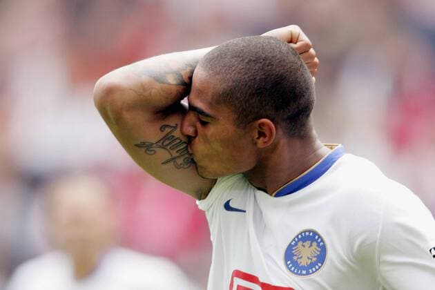 Kevin Prince Boateng (Hertha) küsst beim Torjubel den Namenszug seiner Freundin Jenny, den er sich auf den rechten Bizeps tätowiert hat Fußball 1. BL Herren Saison 2006 2007, Hertha BSC Berlin Einzelbild Frankfurt M. Freude, Begeisterung, Fußball 1. BL Herren Saison 2006 2007, Hertha BSC Berlin Einzelbild Frankfurt M. Freude, Begeisterung,
