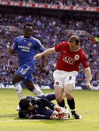 Wayne Rooney (Manchester United, re) gegen Torwart Petr Cech und Mickael Essien (beide Chelsea) - EDITORIAL USE ONLY. No use with unauthorised audio, video, data, fixture lists, club league logos or live services. Online in-match use limited to 120 images, no video emulation. No use in betting, games or single club league player publications. Fußball Herren English FA Cup 2006 2007, Pokalspiel, Finale, Endspiel, Englischer Pokal Gruppe London Dynamik, Abwehr, Fußball Herren English FA Cup 2006 2007, Pokalspiel, Finale, Endspiel, Englischer Pokal Gruppe London Dynamik, Abwehr,