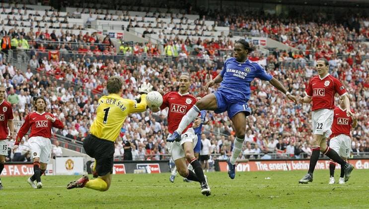 Didier Drogba (Chelsea) erzielt das 1:0 Siegtor im FA Cup Finale gegen Torwart Edwin van der Sar (Manchester United) - EDITORIAL USE ONLY. No use with unauthorised audio, video, data, fixture lists, club league logos or live services. Online in-match use limited to 120 images, no video emulation. No use in betting, games or single club league player publications. Fußball Herren English FA Cup 2006 2007, Englischer Pokal, Pokalspiel, Finale, Endspiel, Pokalfinale, Pokalendspiel Gruppe London Dynamik, Fußball Herren English FA Cup 2006 2007, Englischer Pokal, Pokalspiel, Finale, Endspiel, Pokalfinale, Pokalendspiel Gruppe London Dynamik,