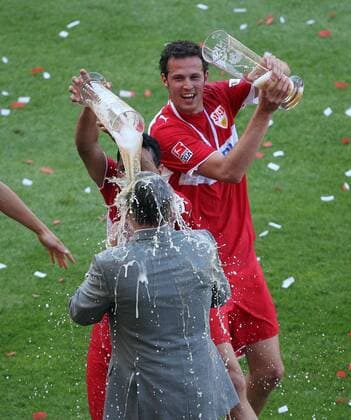 Marco Streller (re.) und Antonio da Silva (Mitte) verpassen Trainer Armin Veh die obligatorische Bierdusche - Stuttgart ist deutscher Meister 2006 2007 Fußball 1. BL Herren Saison 2006 2007, VFB Stuttgart Gruppe Stuttgart Freude, Komik, Fußball 1. BL Herren Saison 2006 2007, VFB Stuttgart Gruppe Stuttgart Freude, Komik,