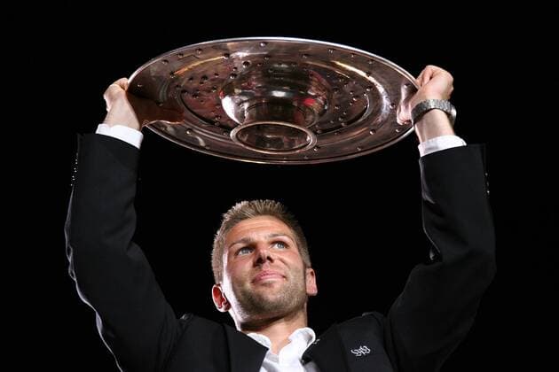 Thomas Hitzlsperger (Stuttgart), Deutscher Meister 2006 2007, präsentiert stolz die Trophäe Fußball 1. BL Herren Saison 2006 2007, Deutscher Meister, Deutsche Meisterschaft, Meisterfeier, Siegesfeier, Feier feiern Einzelbild Schlossplatz Stuttgart Freude Fußball 1. BL Herren Saison 2006 2007, Deutscher Meister, Deutsche Meisterschaft, Meisterfeier, Siegesfeier, Feier feiern Einzelbild Schlossplatz Stuttgart Freude