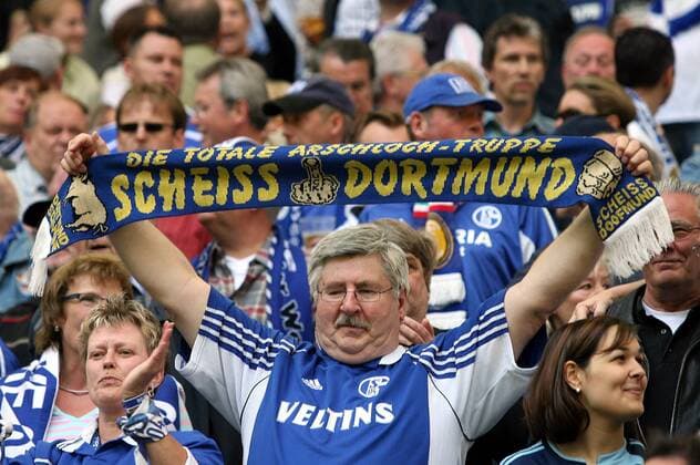 Schalker Fan zeigt mit Fanschal was er vom BVB hält - Scheiß Dortmund - die totale Arschloch Truppe Fußball 1. BL Herren Saison 2006 2007, FC Schalke 04 Einzelbild Gelsenkirchen Fußball 1. BL Herren Saison 2006 2007, FC Schalke 04 Einzelbild Gelsenkirchen