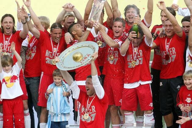Thomas Linke (Salzburg, Mitte) stemmt die Meisterschale während der Siegerehrung zum Gewinn der Österreichischen Meisterschaft 2006 2007 -  Fußball 1. BL Herren TmobileBundesliga 2006 2007, 1. Österreichische Liga, RedBull Totale Wals Siezenheim Begeisterung, Freude, Fußball 1. BL Herren TmobileBundesliga 2006 2007, 1. Österreichische Liga, RedBull Totale Wals Siezenheim Begeisterung, Freude,