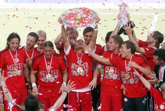 Johan Vonlanthen (Salzburg, Mitte) stemmt die Meisterschale während der Siegerehrung zum Gewinn der Österreichischen Meisterschaft 2006 2007 -  Fußball 1. BL Herren TmobileBundesliga 2006 2007, 1. Österreichische Liga, RedBull Totale Wals Siezenheim Begeisterung, Freude, Fußball 1. BL Herren TmobileBundesliga 2006 2007, 1. Österreichische Liga, RedBull Totale Wals Siezenheim Begeisterung, Freude,