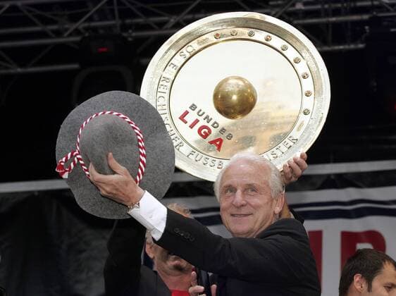 Teamchef Giovanni Trapattoni (Salzburg) - Österreichischer Meister 2006 2007 - präsentiert die Meisterschale -  Fußball 1. BL Herren TmobileBundesliga 2006 2007, 1. Österreichische Liga, SV Red Bull Salzburg Einzelbild Wals Siezenheim Freude, Fußball 1. BL Herren TmobileBundesliga 2006 2007, 1. Österreichische Liga, SV Red Bull Salzburg Einzelbild Wals Siezenheim Freude,