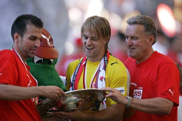 V.re.: Torwarttrainer Jochen Rücker, Torwart Timo Hildebrand und Markus Babbel (alle Stuttgart) betrachten die Meisterschale Fußball 1. BL Herren Saison 2006 2007 VfB Stuttgart Deutscher Meister Deutsche Meisterschaft Feier feiern Meisterfeier Gruppe Stuttgart Freude, Fußball 1. BL Herren Saison 2006 2007 VfB Stuttgart Deutscher Meister Deutsche Meisterschaft Feier feiern Meisterfeier Gruppe Stuttgart Freude,