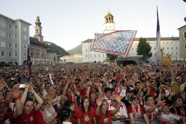 Salzburger Fans feiern auf dem Mozart Platz ausgelassen den Gewinn der Österreichischen Meisterschaft 2006 2007 -  Fußball 1. BL Herren TmobileBundesliga 2006 2007, 1. Österreichische Liga, SV Red Bull Salzburg Totale Salzburg Fußball 1. BL Herren TmobileBundesliga 2006 2007, 1. Österreichische Liga, SV Red Bull Salzburg Totale Salzburg