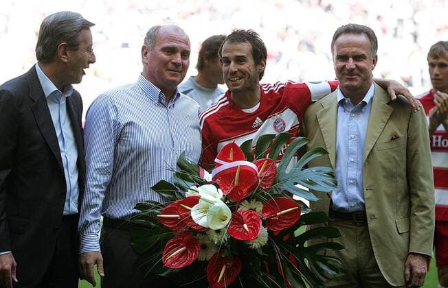 Mehmet Scholl (2.v.re.) wird von Vorstandsmitglied Karl Hopfner (li.), Manager Uli Hoeneß (2.v.li.) und Vorstandsvorsitzender Karl Heinz Rummenigge (alle Bayern) verabschiedet Fußball 1. BL Herren Saison 2006 2007, FC Bayern München Gruppe München Fußball 1. BL Herren Saison 2006 2007, FC Bayern München Gruppe München