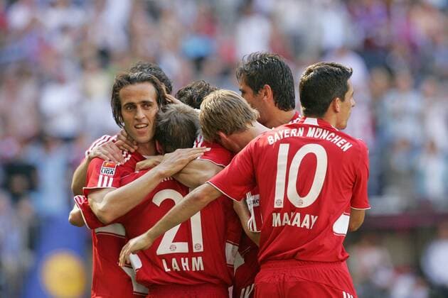 Torschütze Ali Karimi (Bayern, li.) lässt sich feiern Fußball 1. BL Herren Saison 2006 2007, FC Bayern München Gruppe München Freude, Fußball 1. BL Herren Saison 2006 2007, FC Bayern München Gruppe München Freude,