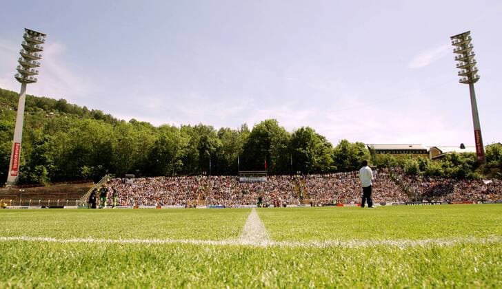 Fußball, Stadiongeschichte FC Erzgebirge Aue Auch zum letzten Spiel der Saison 2006 2007 ist das Erzgebirgsstadion in Aue gut gefüllt Fußball 2. BL Herren Saison 2006 2007, FC Erzgebirge Aue Totale Erzgebirgsstadion Aue Fußball 2. BL Herren Saison 2006 2007, FC Erzgebirge Aue Totale Erzgebirgsstadion Aue