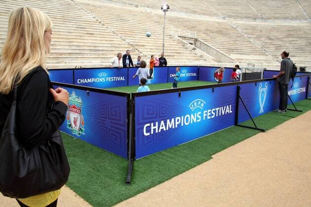 Kleine Jungen spielen auf einem für das Champions Festival am Rande des Champions League Finals in Athen angelegten Streetsoccerfeld Fußball EC 1 Herren Vorschau Champions League Finale 2006 2007, Endspiel, Festival, AC Mailand - FC Liverpool, Milan Totale Olympiastadion Spyros Louis Athen Fußball EC 1 Herren Vorschau Champions League Finale 2006 2007, Endspiel, Festival, AC Mailand - FC Liverpool, Milan Totale Olympiastadion Spyros Louis Athen