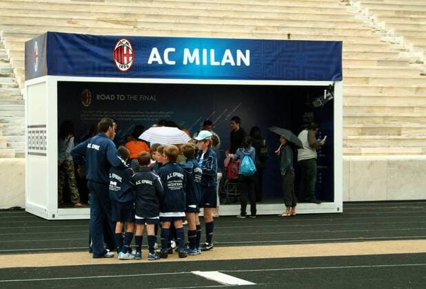 Jugendmannschaft auf dem Champions Festival in Athen, dem Austragungsort des Champions League Finals 2007, vor dem AC Milan Stand Fußball EC 1 Herren Vorschau Champions League Finale 2006 2007, Endspiel, Festival Gruppe Athen Fußball EC 1 Herren Vorschau Champions League Finale 2006 2007, Endspiel, Festival Gruppe Athen