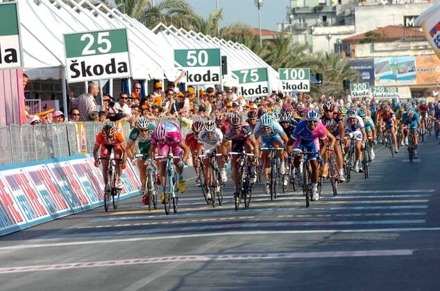 Massensprint 9. Etappe der Giro d Italia 2007: Danilo Napolitano (Italien Lampre, re.) gibt alles -  Radsport Herren Giro d Italia 2007, dItalia, Straßenradsport, Straße, Rad, ProTour Totale 9.Etappe: Reggio Nell Emilia - Lido di Camaiore Dynamik Spannung Radsport Herren Giro d Italia 2007, dItalia, Straßenradsport, Straße, Rad, ProTour Totale 9.Etappe: Reggio Nell Emilia - Lido di Camaiore Dynamik Spannung