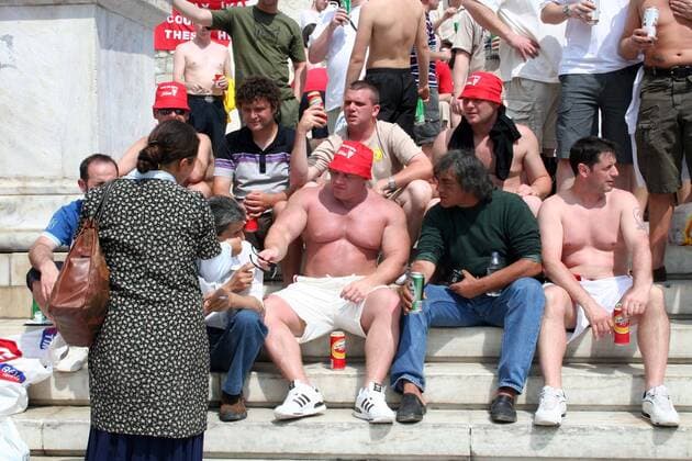 Liverpooler Fans warten am Syntagma Square in Athen auf das Finale der Champions League 2006 2007 Fußball EC 1 Herren Champions League Finale 2006 2007, Endspiel, FC Liverpool Gruppe Athen Fußball EC 1 Herren Champions League Finale 2006 2007, Endspiel, FC Liverpool Gruppe Athen