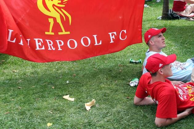 Liverpooler Fans warten in Athen auf einer Wiese liegend auf das Finale der Champions League 2006 2007 Fußball EC 1 Herren Champions League Finale 2006 2007, Endspiel, FC Liverpool Gruppe Athen Fußball EC 1 Herren Champions League Finale 2006 2007, Endspiel, FC Liverpool Gruppe Athen