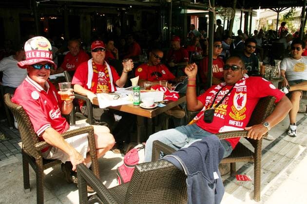 Liverpooler Fans warten in einem Restaurant am Syntagma Square in Athen auf das Finale der Champions League 2006 2007 Fußball EC 1 Herren Champions League Finale 2006 2007, Endspiel, FC Liverpool Gruppe Athen Fußball EC 1 Herren Champions League Finale 2006 2007, Endspiel, FC Liverpool Gruppe Athen