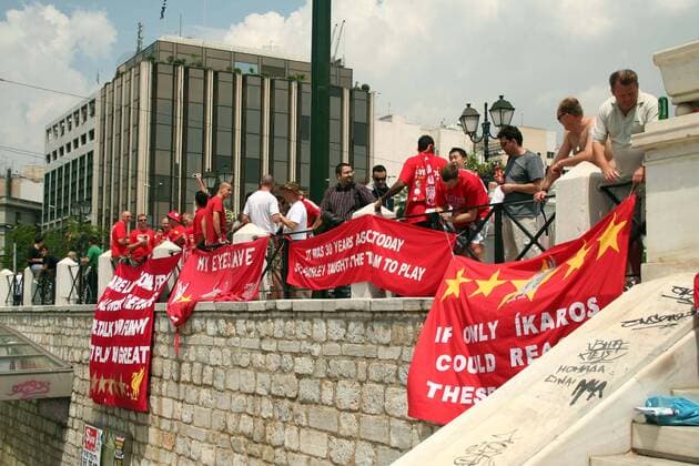 Liverpooler Fans schmücken in Vorbereitung auf das Champions League Finale 2007 in Athen den Syntagma Square mit ihren Plakaten Fußball EC 1 Herren Champions League Finale 2006 2007, Endspiel, FC Liverpool Totale Athen Fußball EC 1 Herren Champions League Finale 2006 2007, Endspiel, FC Liverpool Totale Athen