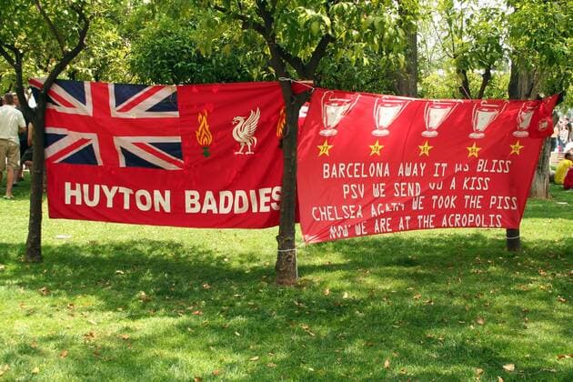 Liverpooler Fans schmücken in Vorbereitung auf das Champions League Finale 2007 in Athen den Park am Syntagma Square mit ihren Plakaten: Huytton Baddies und ein Gedicht über den Weg des FC Liverpool ins Finale an der Akropolis über den FC Barcelona, den.. Fußball EC 1 Herren Champions League Finale 2006 2007, Endspiel, FC Liverpool Gruppe Athen Fußball EC 1 Herren Champions League Finale 2006 2007, Endspiel, FC Liverpool Gruppe Athen