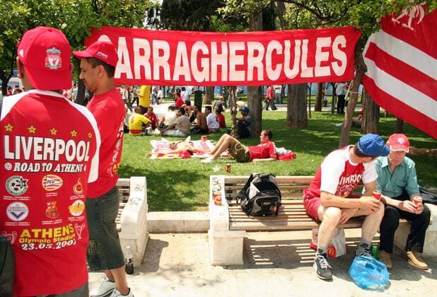 Liverpooler Fans warten beim Picknick im Park am Syntagma Square in Athen auf das Champions League Finale 2007, dabei ruhen ihre Hoffnungen u.a. auch auf ihren Herkules Jamie Carragher - Carraghercules Fußball EC 1 Herren Champions League Finale 2006 2007, Endspiel, FC Liverpool Gruppe Athen Fußball EC 1 Herren Champions League Finale 2006 2007, Endspiel, FC Liverpool Gruppe Athen