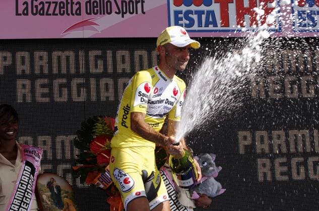 Leonardo Piepoli (Italien Saunier Duval Prodir) gewinnt die 10. Etappe des Giro d Italia 2007 und lässt die Korken knallen -  Radsport Herren Giro d Italia 2007, dItalia, ProTour, Straßenradsport, Straße, Rad Einzelbild Signora Della Guardia 10. Etappe: Lido di Camaiore - Santuario Nostra Freude, Radsport Herren Giro d Italia 2007, dItalia, ProTour, Straßenradsport, Straße, Rad Einzelbild Signora Della Guardia 10. Etappe: Lido di Camaiore - Santuario Nostra Freude,