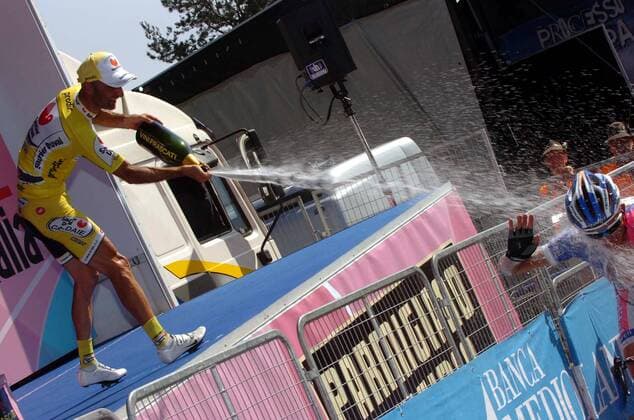 Leonardo Piepoli (Italien Saunier Duval Prodir) gewinnt die 10. Etappe des Giro d Italia 2007 und lässt die Korken knallen -  Radsport Herren Giro d Italia 2007, dItalia, ProTour, Straßenradsport, Straße, Rad Einzelbild Signora Della Guardia 10. Etappe: Lido di Camaiore - Santuario Nostra Freude, Radsport Herren Giro d Italia 2007, dItalia, ProTour, Straßenradsport, Straße, Rad Einzelbild Signora Della Guardia 10. Etappe: Lido di Camaiore - Santuario Nostra Freude,