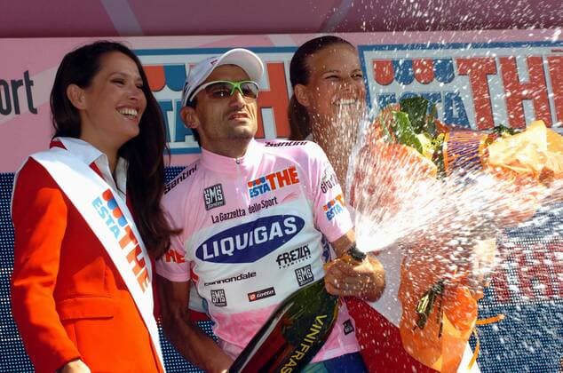 Andrea Noe (Italien Liquigas) übernimmt nach der 10. Etappe des Giro d Italia 2007 die Gesamtführung und lässt die Korken knallen -  Radsport Herren Giro d Italia 2007, dItalia, ProTour, Straßenradsport, Straße, Rad Gruppe Signora Della Guardia 10. Etappe: Lido di Camaiore - Santuario Nostra Freude, Radsport Herren Giro d Italia 2007, dItalia, ProTour, Straßenradsport, Straße, Rad Gruppe Signora Della Guardia 10. Etappe: Lido di Camaiore - Santuario Nostra Freude,