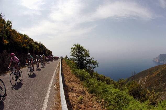 Teilnehmerfeld bewegt sich auf der 10. Etappe des Giro d Italia 2007 entlang der Küste -  Radsport Herren Giro d Italia 2007, dItalia, ProTour, Straßenradsport, Straße, Rad Totale Signora Della Guardia 10. Etappe: Lido di Camaiore - Santuario Nostra Weite, Radsport Herren Giro d Italia 2007, dItalia, ProTour, Straßenradsport, Straße, Rad Totale Signora Della Guardia 10. Etappe: Lido di Camaiore - Santuario Nostra Weite,