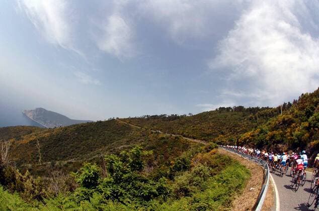 Teilnehmerfeld bewegt sich auf der 10. Etappe des Giro d Italia 2007 auf einer Küstenstraße entlang -  Radsport Herren Giro d Italia 2007, dItalia, ProTour, Straßenradsport, Straße, Rad Totale Signora Della Guardia 10. Etappe: Lido di Camaiore - Santuario Nostra Weite, Radsport Herren Giro d Italia 2007, dItalia, ProTour, Straßenradsport, Straße, Rad Totale Signora Della Guardia 10. Etappe: Lido di Camaiore - Santuario Nostra Weite,