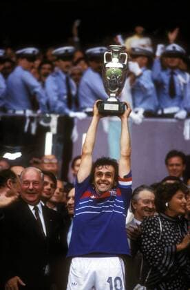 Europameister Frankreich - Michel Platini (Mitte) jubelt mit der Coupe Henri Delaunay, daneben UEFA Präsident Jacques Georges (li.) Fußball Länderspiel Herren EM 1984, Nationalmannschaft, Nationaltrikot, Finale, Endspiel Gruppe Paris Freude, Begeisterung, Fußball Länderspiel Herren EM 1984, Nationalmannschaft, Nationaltrikot, Finale, Endspiel Gruppe Paris Freude, Begeisterung,