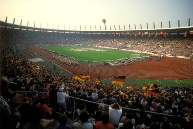 Eröffnungsfeier der EM 1988 im ausverkauften Düsseldorfer Rheinstadion Fußball Herren EM 1988, Eröffnung Zeremonie Feier Eröffnungsfeier Veranstaltung Vdia Totale Rheinstadion Nationalmannschaft BR Deutschland BRD Düsseldorf Fußball Herren EM 1988, Eröffnung Zeremonie Feier Eröffnungsfeier Veranstaltung Vdia Totale Rheinstadion Nationalmannschaft BR Deutschland BRD Düsseldorf