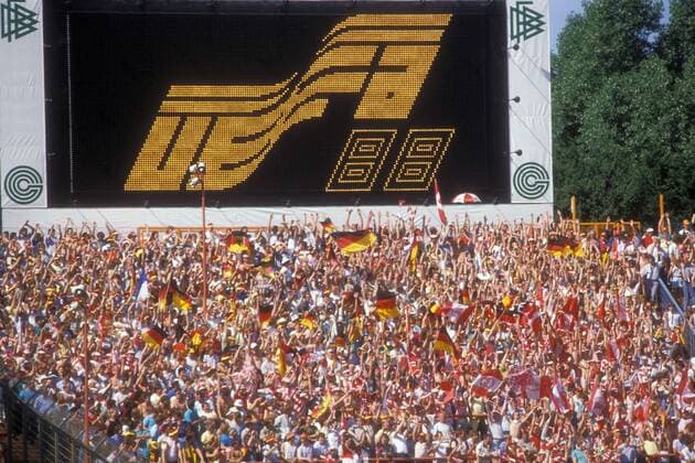 Deutsche und dänische Fans gemeinsam auf der Tribüne vor der Anzeigetafel mit dem Turnierlogo der EM 1988 Fußball Länderspiel Herren EM 1988, Nationalmannschaft, BR Deutschland - Dänemark 2:0, BRD, Gruppe 1, Vdia Totale Parkstadion Gelsenkirchen Harmonie, Fußball Länderspiel Herren EM 1988, Nationalmannschaft, BR Deutschland - Dänemark 2:0, BRD, Gruppe 1, Vdia Totale Parkstadion Gelsenkirchen Harmonie,