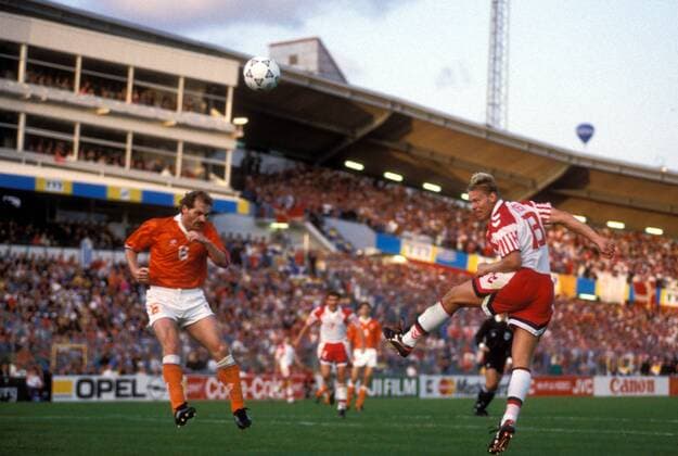 Henrik Larsen (Dänemark, re.) gegen Jan Wouters (Niederlande) Fußball Länderspiel Herren EM 1992, Nationalmannschaft, Nationaltrikot, Dänemark - Niederlande 7:6 n.E., Halbfinale, Vdia Gruppe Nya Ullevi Ullevistadion Göteborg Dynamik, Fußball Länderspiel Herren EM 1992, Nationalmannschaft, Nationaltrikot, Dänemark - Niederlande 7:6 n.E., Halbfinale, Vdia Gruppe Nya Ullevi Ullevistadion Göteborg Dynamik,