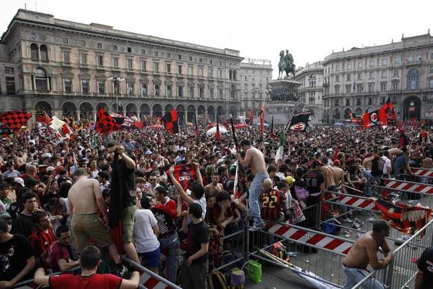 Großer Andrang beim Public viewing auf dem Piazza del Duomo anläßlich des Champions League Finales 2006 2007 - Fußball EC 1 Herren Champions League 2006 2007, Finale, Endspiel, Public Viewing, Piazza del Duomo, AC Mailand, Milan Totale Mailand Masse, Fußball EC 1 Herren Champions League 2006 2007, Finale, Endspiel, Public Viewing, Piazza del Duomo, AC Mailand, Milan Totale Mailand Masse,