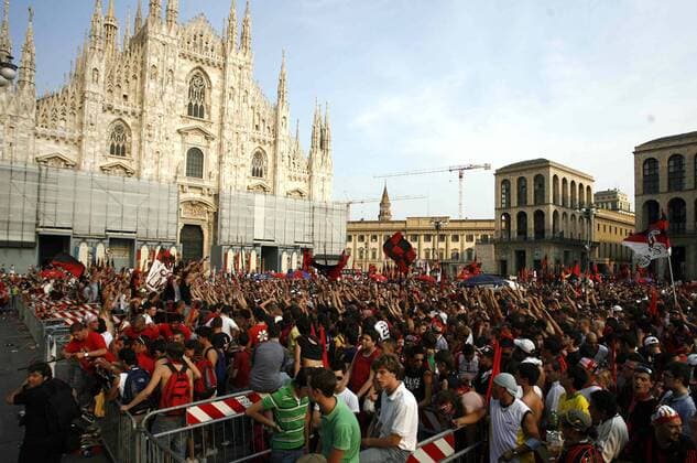 Fußballfans versammeln sich vor dem Mailänder Dom zum Public viewing anläßlich des Champions League Finales 2006 2007 - Fußball EC 1 Herren Champions League 2006 2007, Finale, Endspiel, Public Viewing, Piazza del Duomo, Milan Totale Mailand Masse, Fußball EC 1 Herren Champions League 2006 2007, Finale, Endspiel, Public Viewing, Piazza del Duomo, Milan Totale Mailand Masse,