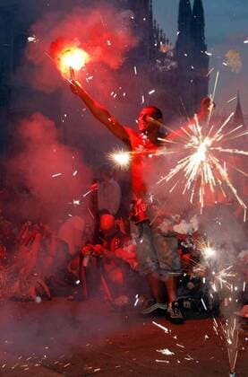Daheimgebliebener AC Mailand Fan stimmt sich mit bengalischem Feuer auf das Champions League Finale 2007 ein - Fußball EC 1 Herren Champions League 2006 2007, Finale, Endspiel, public viewing, Milan Einzelbild Piazza Duomo, Platz Mailand Freude, Begeisterung, Fußball EC 1 Herren Champions League 2006 2007, Finale, Endspiel, public viewing, Milan Einzelbild Piazza Duomo, Platz Mailand Freude, Begeisterung,