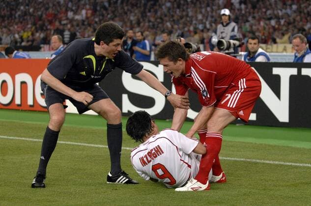 Die Zeit drängt - Harry Kewell (Liverpool, re.) versucht dem verletzten Filippo Inzaghi (AC Mailand) möglichst schnell wieder hochzuhelfen, li. versucht FIFA Schiedsrichter Herbert Fandel (Deutschland) zu beruhigen Fußball EC 1 Herren Champions League Finale 2006 2007, Endspiel, Milan - FC Liverpool 2:1 Gruppe Athen Spannung, Fußball EC 1 Herren Champions League Finale 2006 2007, Endspiel, Milan - FC Liverpool 2:1 Gruppe Athen Spannung,