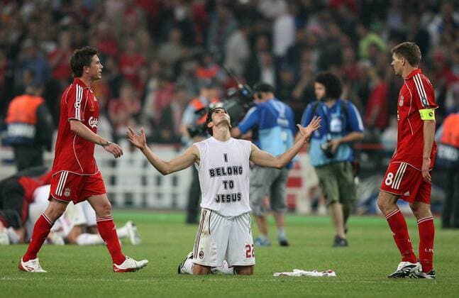 Kaka (AC Mailand, Mitte) dankt Jesus für den Champions League Sieg 2006 2007, Steven Gerrard (re.) und Harry Kewell (beide Liverpool) konsterniert - Fußball EC 1 Herren Champions League 2006 2007, Finale, Endspiel, AC Mailand - FC Liverpool 2:1, Milan Gruppe Athen Fußball EC 1 Herren Champions League 2006 2007, Finale, Endspiel, AC Mailand - FC Liverpool 2:1, Milan Gruppe Athen
