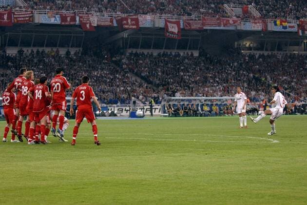 Andrea Pirlo (AC Mailand, re.) - Freistoß gegen die Liverpooler Abwehrmauer Fußball EC 1 Herren Champions League Finale 2006 2007, Endspiel, Milan - FC Liverpool 2:1 Totale Athen Fußball EC 1 Herren Champions League Finale 2006 2007, Endspiel, Milan - FC Liverpool 2:1 Totale Athen