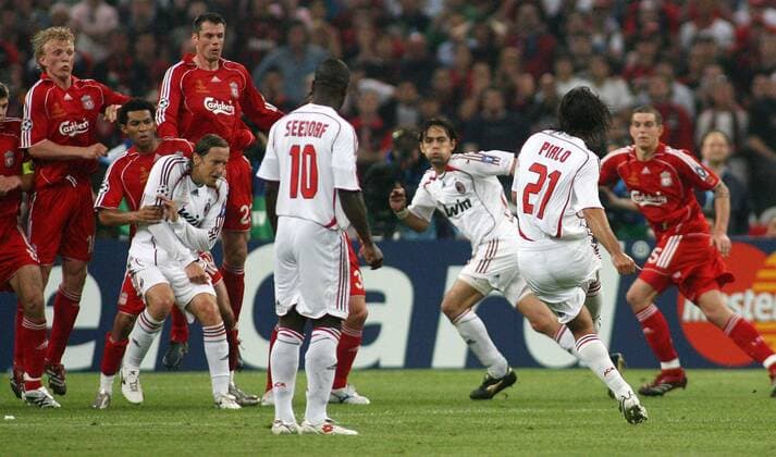 Freistoß - Andrea Pirlo (vorn re.) erzielt mithilfe von Filippo Inzaghi (beide AC Mailand, 3.v.re.) das 1:0 - Fußball EC 1 Herren Champions League 2006 2007, AC Mailand - FC Liverpool 2:1, Milan, Finale Endspiel, Vdig Gruppe Athen Dynamik, Spannung, Fußball EC 1 Herren Champions League 2006 2007, AC Mailand - FC Liverpool 2:1, Milan, Finale Endspiel, Vdig Gruppe Athen Dynamik, Spannung,