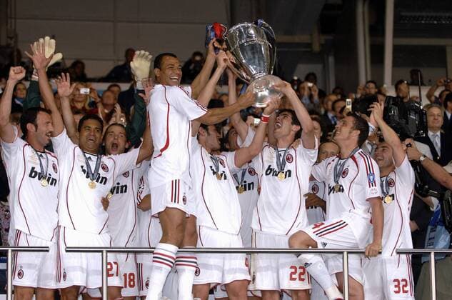 Der AC Mailand ist Champions League Sieger 2006 2007 - Cafu (4.v.li.) und Kaka (3.v.re.) präsentieren die Trophäe auf der Ehrentribüne Fußball EC 1 Herren Champions League Finale 2006 2007, Endspiel, Milan Totale Athen Freude, Begeisterung, Fußball EC 1 Herren Champions League Finale 2006 2007, Endspiel, Milan Totale Athen Freude, Begeisterung,