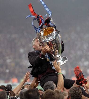 Der AC Mailand ist Champions League Sieger 2006 2007 - Trainer Carlo Ancelotti wird von seinen Spielern mit der Trophäe hochgehoben Fußball EC 1 Herren Champions League Finale 2006 2007, Endspiel, Milan Gruppe Athen Freude, Begeisterung, Fußball EC 1 Herren Champions League Finale 2006 2007, Endspiel, Milan Gruppe Athen Freude, Begeisterung,