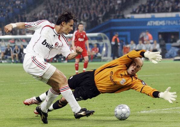 Filippo Inzaghi (AC Mailand, li.) erzielt gegen Torwart Jose Manuel Reina (Liverpool) das 2:0 - Fußball EC 1 Herren Champions League 2006 2007, AC Mailand Milan, Finale Endspiel, Vdig Gruppe Athen Dynamik, Abwehr, Fußball EC 1 Herren Champions League 2006 2007, AC Mailand Milan, Finale Endspiel, Vdig Gruppe Athen Dynamik, Abwehr,
