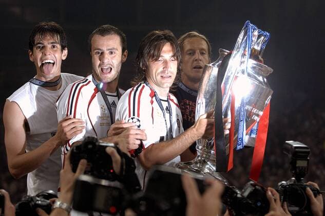 Der AC Mailand ist Champions League Sieger 2006 2007 - Die Lichtgestalten v.li.: Kaka, Alberto Gilardino, Andrea Pirlo und Massimo Ambrosini präsentieren die Trophäe im Blitzlichtgewitter der Fotografen Fußball EC 1 Herren Champions League Finale 2006 2007, Endspiel, Milan Gruppe Athen Freude, Begeisterung, Fußball EC 1 Herren Champions League Finale 2006 2007, Endspiel, Milan Gruppe Athen Freude, Begeisterung,