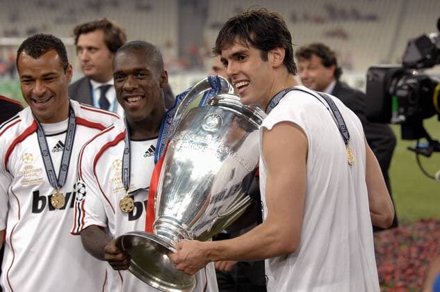 Der AC Mailand ist Champions League Sieger 2006 2007 - Kaka (re.), Clarence Seedorf (Mitte) und Cafu präsentieren die Trophäe Fußball EC 1 Herren Champions League Finale 2006 2007, Endspiel, Milan Gruppe Athen Glück, Freude, Fußball EC 1 Herren Champions League Finale 2006 2007, Endspiel, Milan Gruppe Athen Glück, Freude,