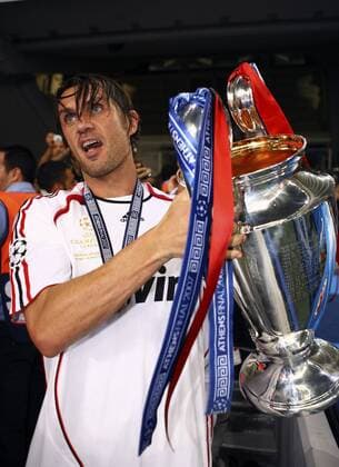 Der AC Mailand ist Champions League Sieger 2006 2007 - Paolo Maldini präsentiert die Trophäe Fußball EC 1 Herren Champions League Finale 2006 2007, Endspiel, Milan Einzelbild Athen Freude, Fußball EC 1 Herren Champions League Finale 2006 2007, Endspiel, Milan Einzelbild Athen Freude,